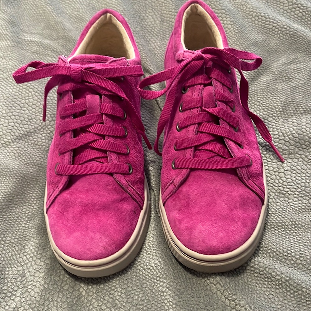 💕Beautiful pink Ugg Tennis shoes💕